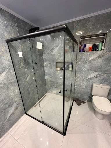 Box de banheiro de canto com perfil preto instalado pela Lennonbox