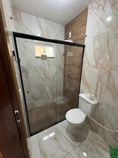 Box de banheiro de correr com perfil preto em banheiro de porcelanato