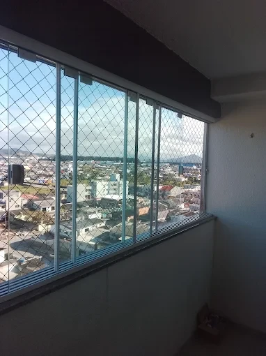 Fechamento de sacada com vidro em apartamento com vista para a cidade