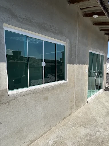 Janela de correr e porta em vidro verde