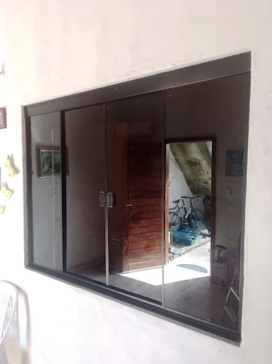 Janela de vidro fumê com puxadores de aço
