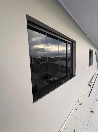 Janela de correr em vidro instalada em obra nova