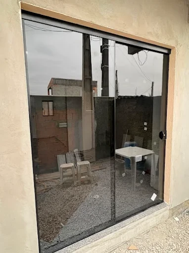 Porta de correr em vidro fumê para área externa