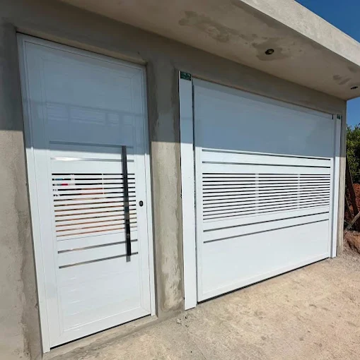 Porta e portão de alumínio branco com detalhe em vidro