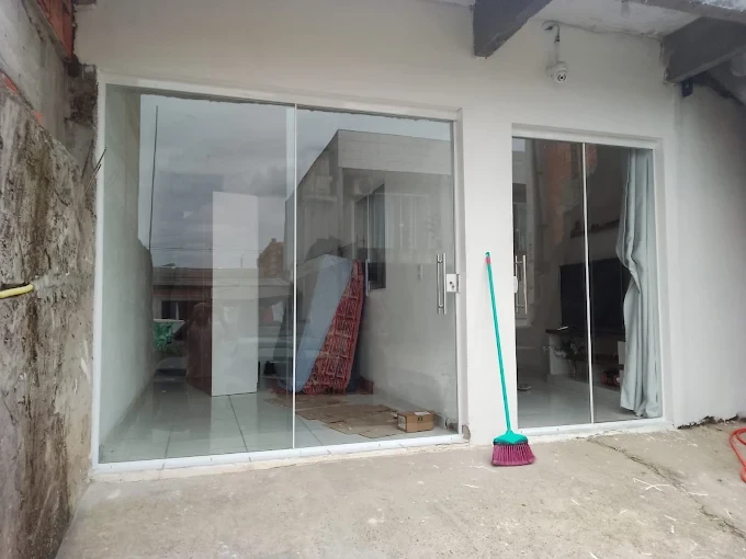 Portas de correr em vidro temperado incolor na frente de uma casa